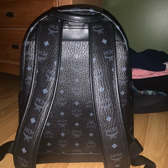 MCM Stark No Stud Medium Backpack - Picture 3 of 3